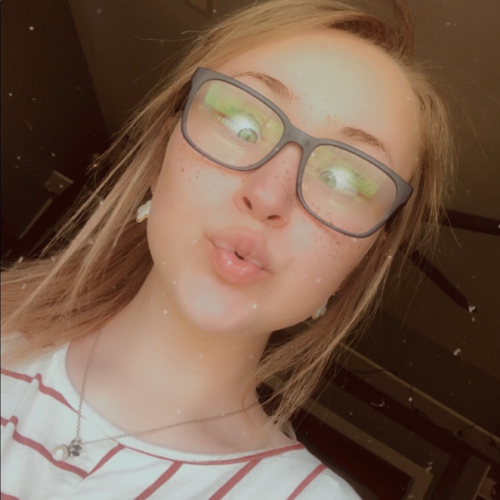 Meet your Posher, Becca